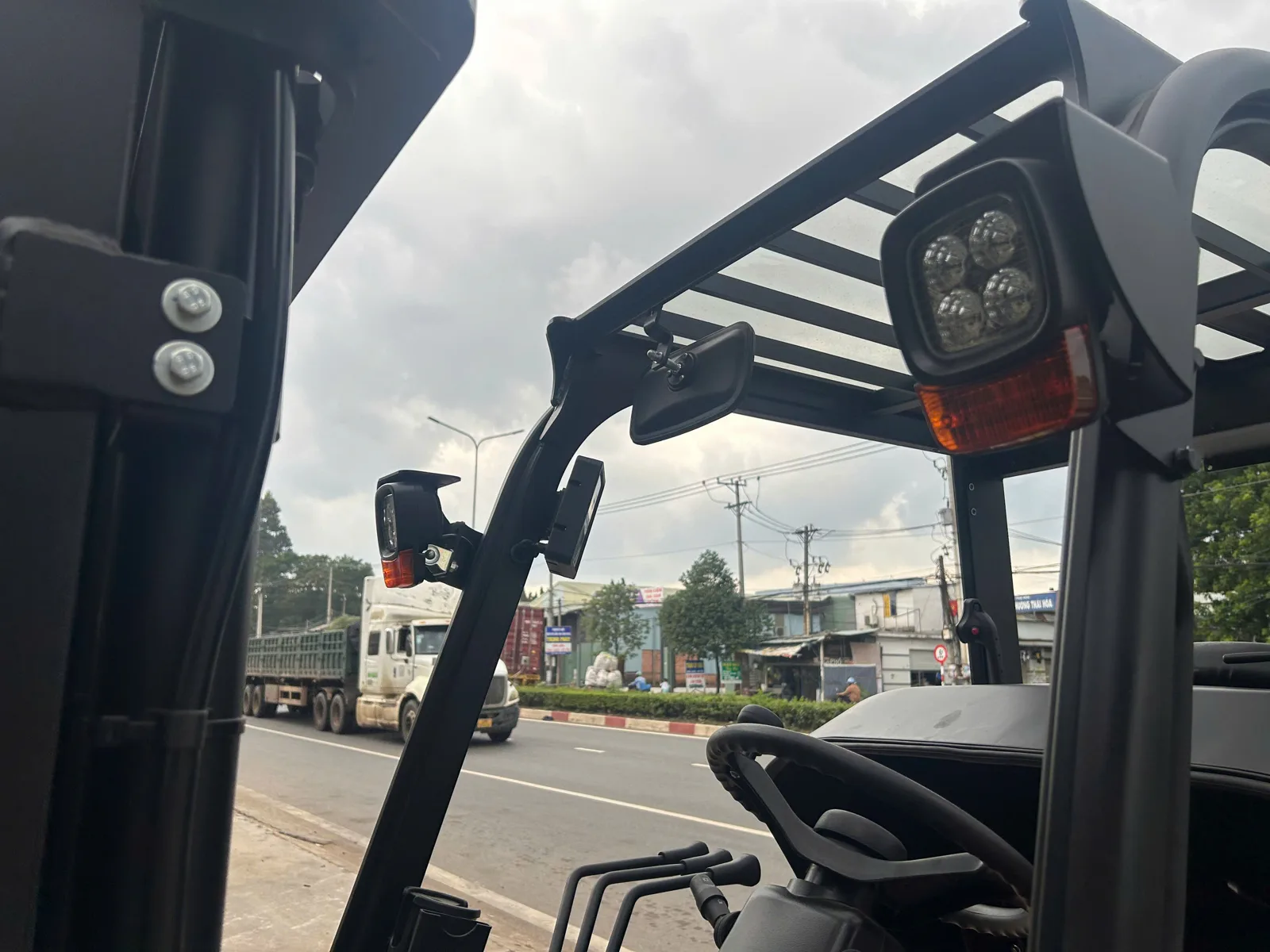 Đèn làm việc và gương trên khung bảo vệ xe nâng điện Interlift EFL303