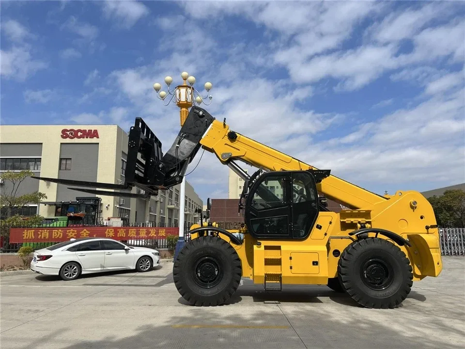 Xe nâng telescopic SOCMA HNT20010-4Z trước nhà máy