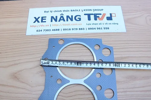 Ảnh đo gioăng mặt máy Komatsu 4D95 tại kho TFV để đối chiếu