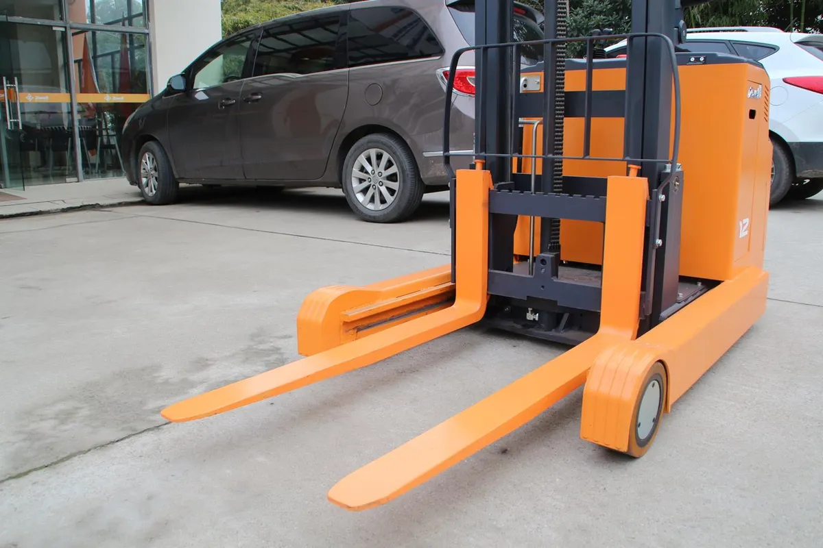 Càng và chân đỡ Xe nâng reach stacker Zowell XRA12