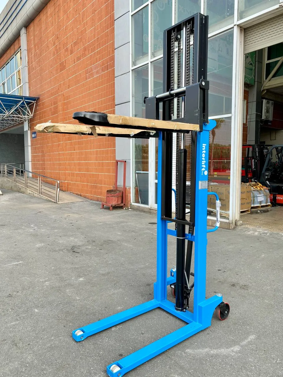 Xe nâng tay cao Interlift CTY-EH1.5T nhìn chéo phía trước