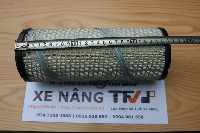 Đo chiều dài lọc gió xe nâng Sakura A-8513 bằng thước dây