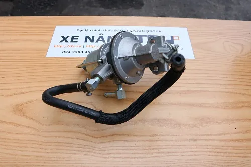 Bơm xăng xe nâng Nissan động cơ H15 H20-2 H25 nhìn từ phía cốc lọc