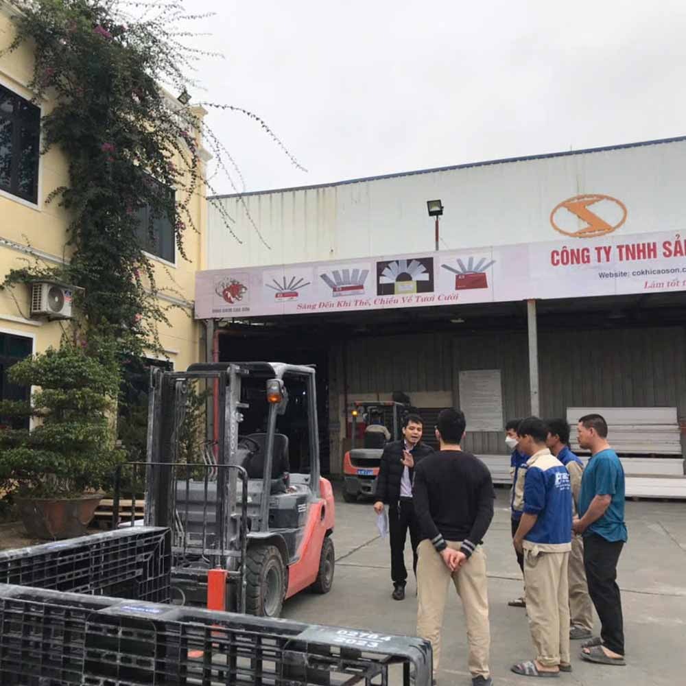 Cách vận hành xe nâng trên sàn dốc an toàn, đúng kỹ thuật