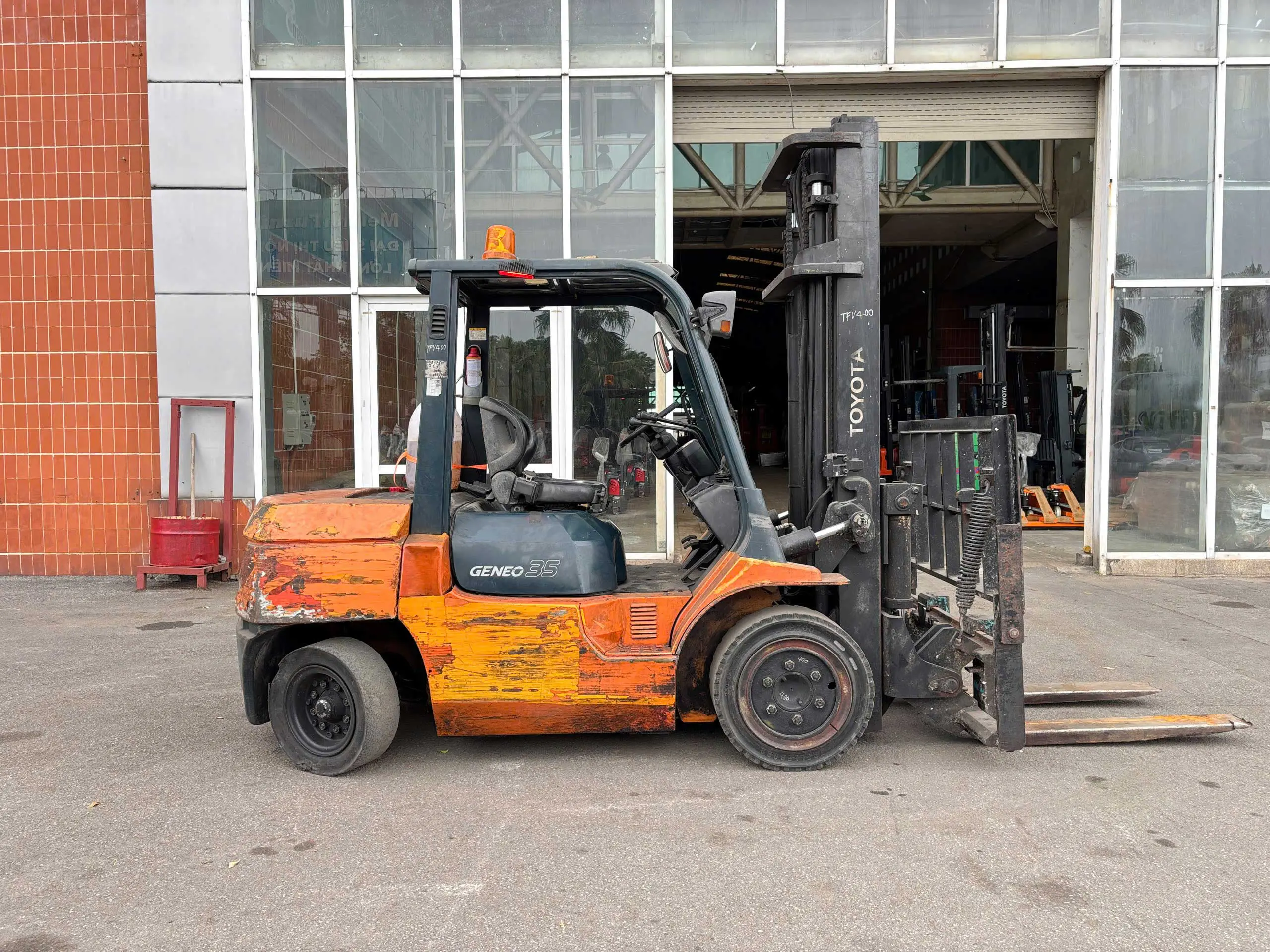 Kiểm tra xe nâng dầu cũ Toyota 02-7FD35 số khung 7FDK40-16033 tại kho