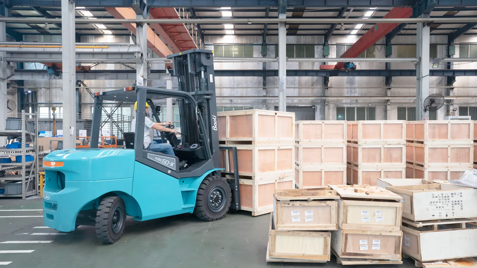 Xe nâng điện Baoli KBE50-X — lùi xe chở kiện gỗ trong xưởng