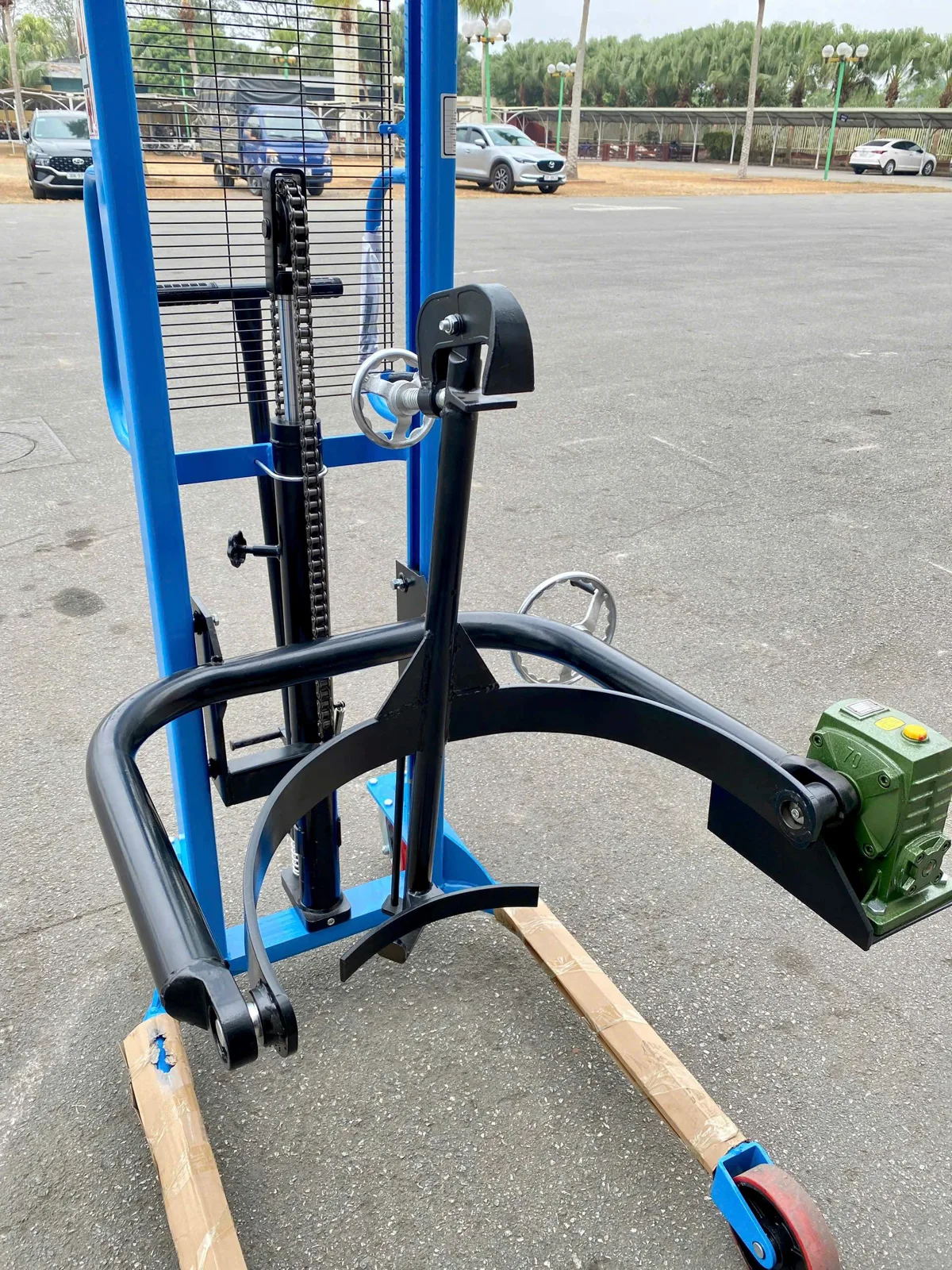 Bộ kẹp ôm thân phuy của xe nâng phuy Interlift 350 kg