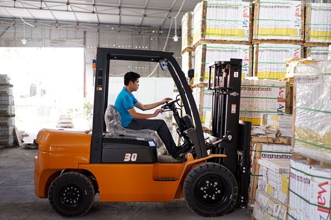 Hướng dẫn lái xe nâng an toàn – Quy trình chuẩn cho người vận hành