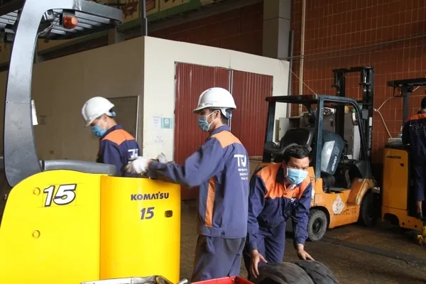 Kỹ thuật viên TFV kiểm tra xe nâng cũ tại xưởng Hà Nội