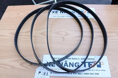 Dây curoa gân dọc poly-V xe nâng Toyota 14Z hiệu Folangsi