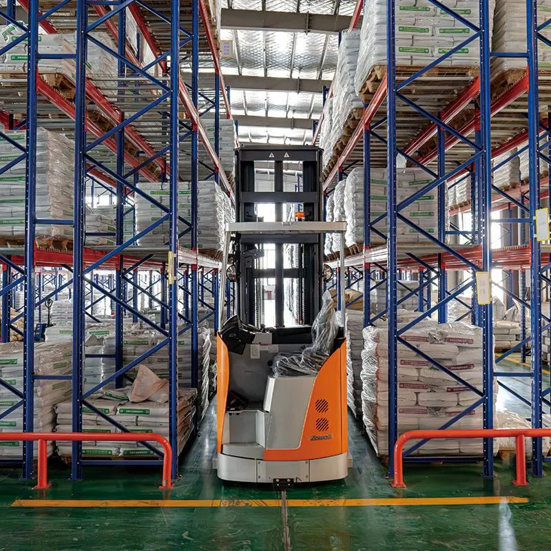 Xe nâng VNA Zowell VDSE216 — giữa hai dãy kệ