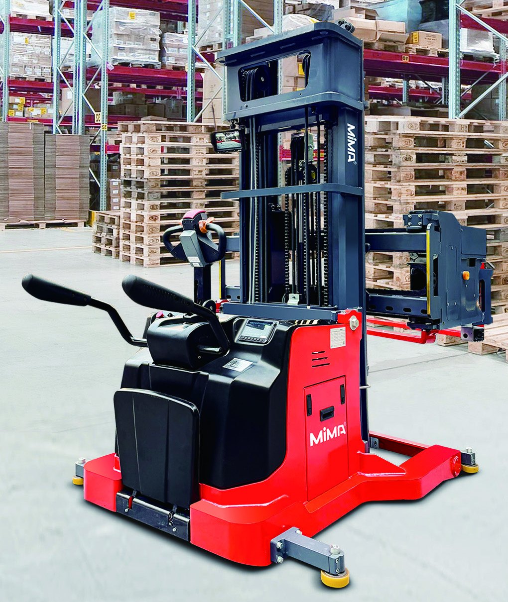 Xe nâng 3 chiều MiMA MCD06 đứng lái trong kho kệ