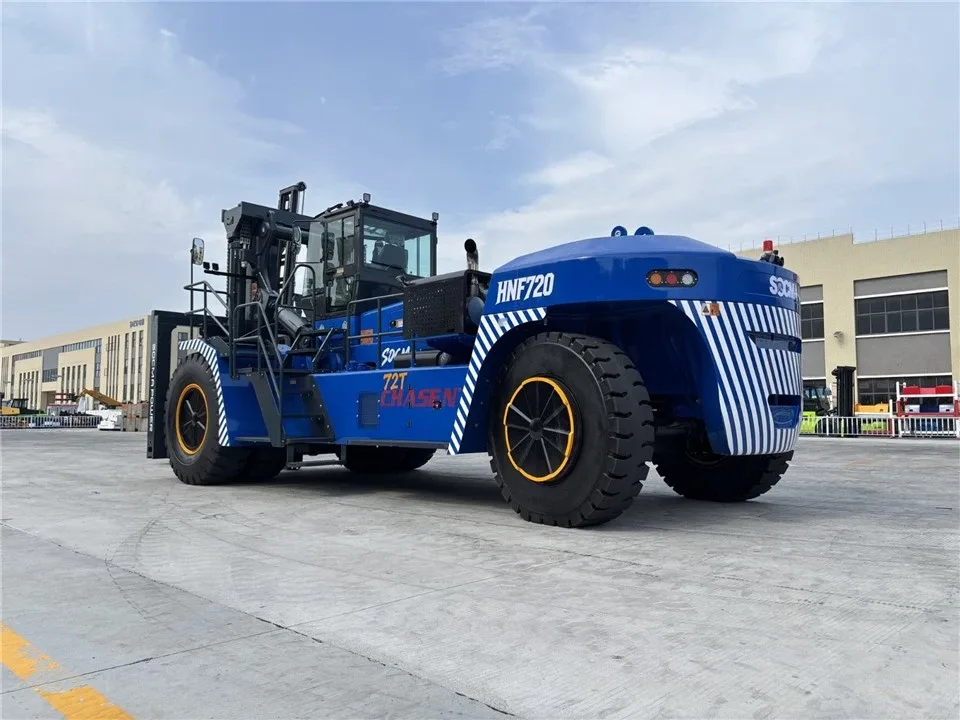 Xe nâng dầu SOCMA 72 tấn nhìn chéo phía sau