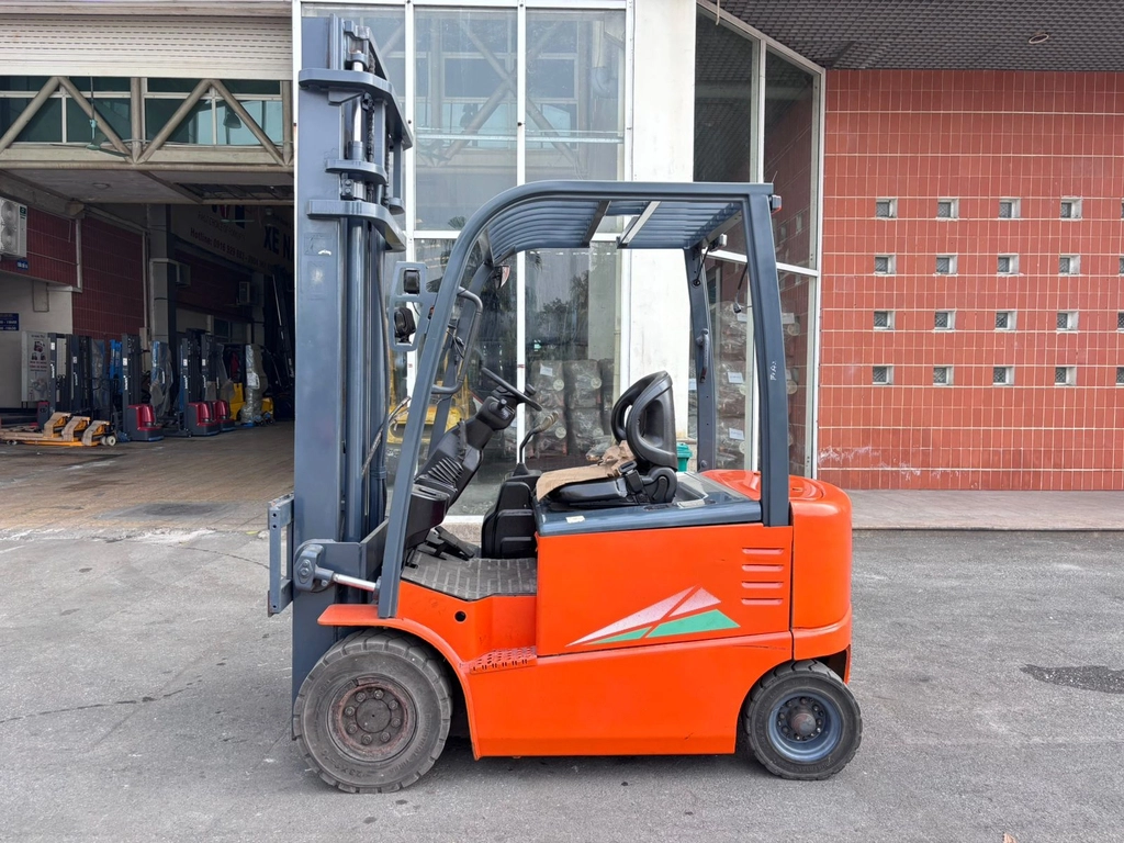 So Sánh Xe Nâng Trung Quốc Và Xe Nâng Nhật Bản: Bài Toán Chi Phí Dài Hạn