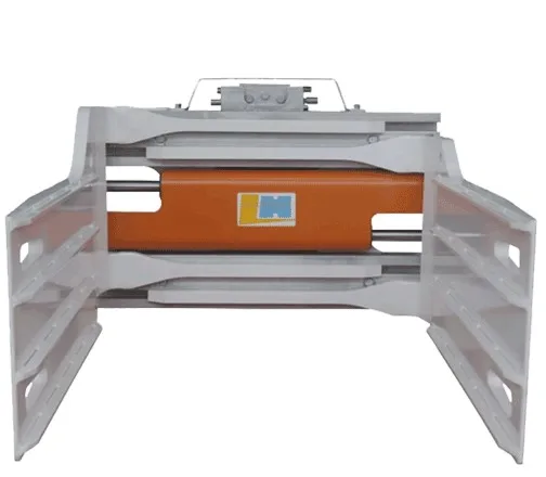 Kẹp vuông xe nâng Bale Clamp Longhe nhìn chính diện với hai tay kẹp và xi lanh