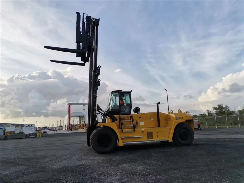 Xe nâng dầu SOCMA HNF420 42 tấn toàn cảnh