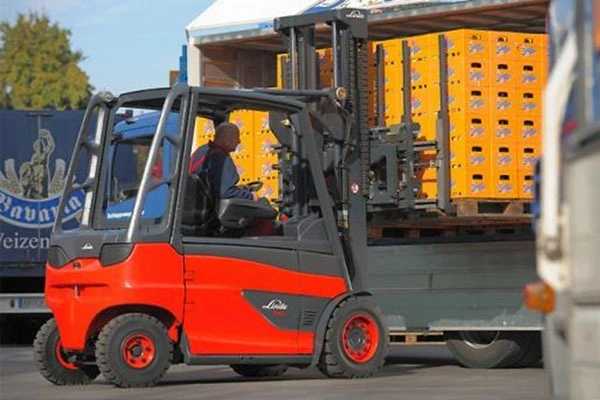 Reach truck khác gì forklift thường? So sánh và tư vấn chọn xe