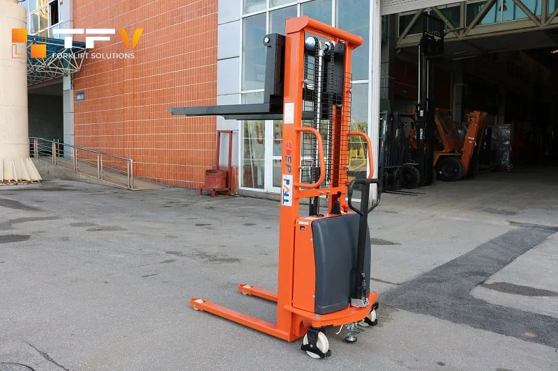 Xe nâng tay cao stacker nâng pallet lên kệ kho hàng