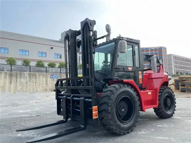 Xe nâng địa hình SOCMA 5 tấn nhìn chéo trước