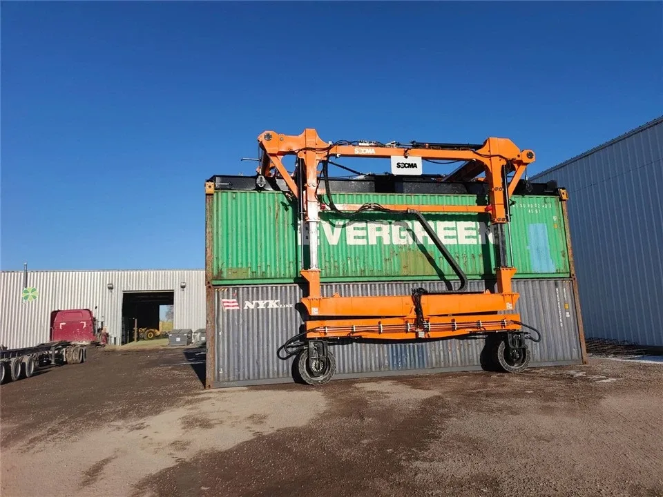 Straddle carrier SOCMA 30 tấn chở container