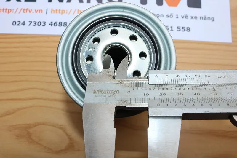 Lọc nhiên liệu xe nâng F-1907 mới trước khi thay