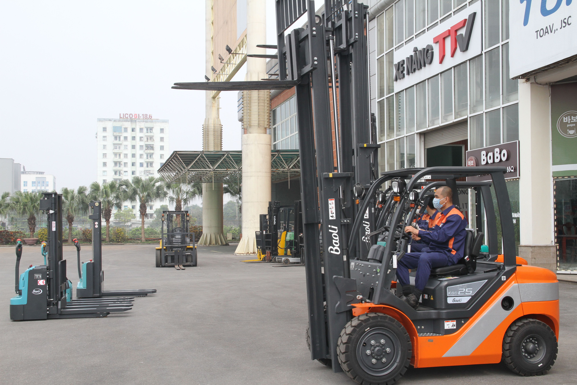 So Sánh Xe Nâng Trung Quốc Và Xe Nâng Nhật Bản: Bài Toán Chi Phí Dài Hạn