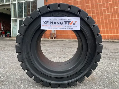 Lốp đặc xe nâng 250-15 Success dựng trước kho TFV