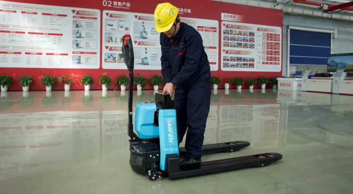 Thay pin nhanh xe nâng tay điện Sany SCB15W