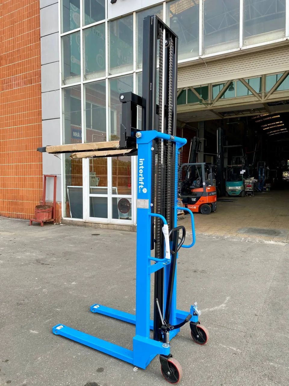 Xe nâng tay cao Interlift CTY-EH1.5T nhìn chéo phía sau