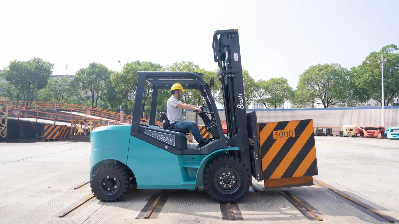 Xe nâng điện Baoli KBE50-X — chở khối tải thử, nhìn ngang