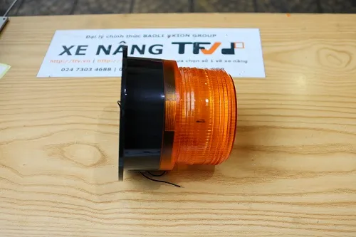 Đèn cảnh báo xe nâng HS-B00001 nằm ngang, so sánh với các mã đèn xoay xe nâng khác