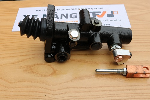Tổng phanh bằng kim loại xe nâng, mã 224X5-40201. Mã P.00138