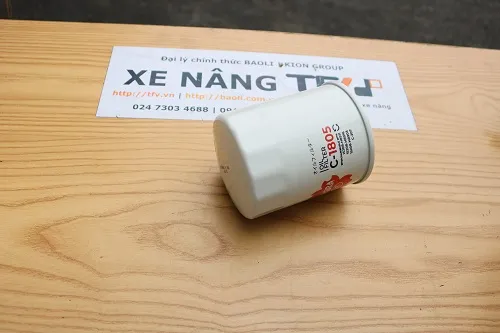 Kiểm tra lọc dầu Sakura C-1805 trước khi lắp