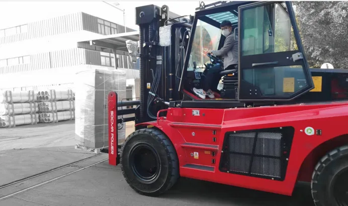 Xe nâng điện SOCMA 12 tấn tại công trình