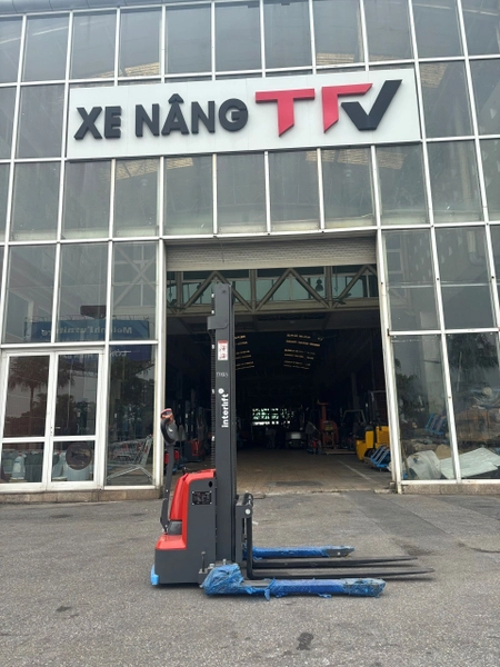 Xe nâng cao stacker điện với chân đỡ tiêu chuẩn