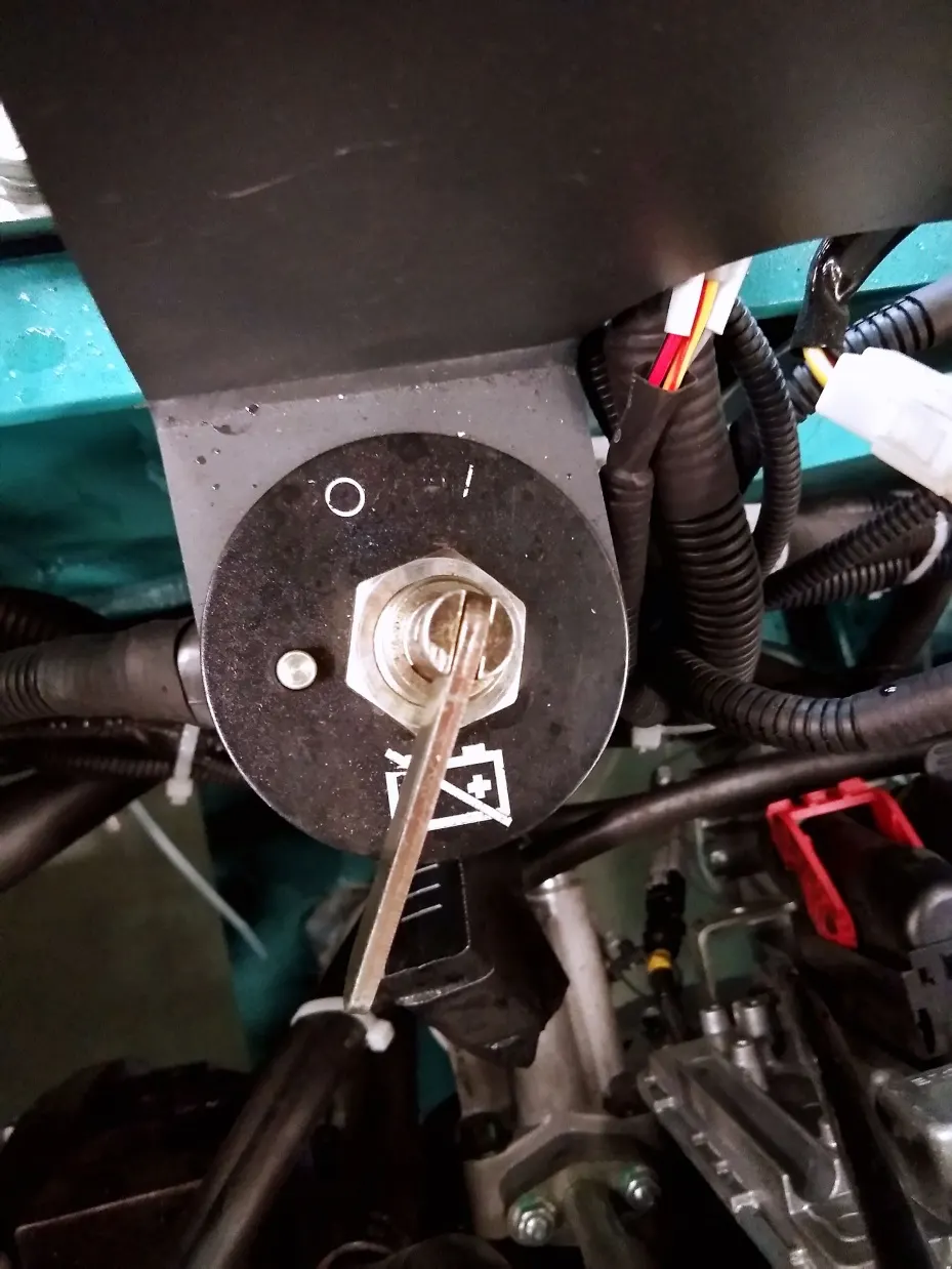 Công tắc ngắt điện dưới nắp ca-pô xe nâng dầu Baoli KBD80-100