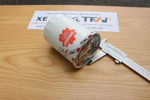 Lọc nhiên liệu xe nâng Sakura FC-1003 chụp nghiêng tại kho TFV
