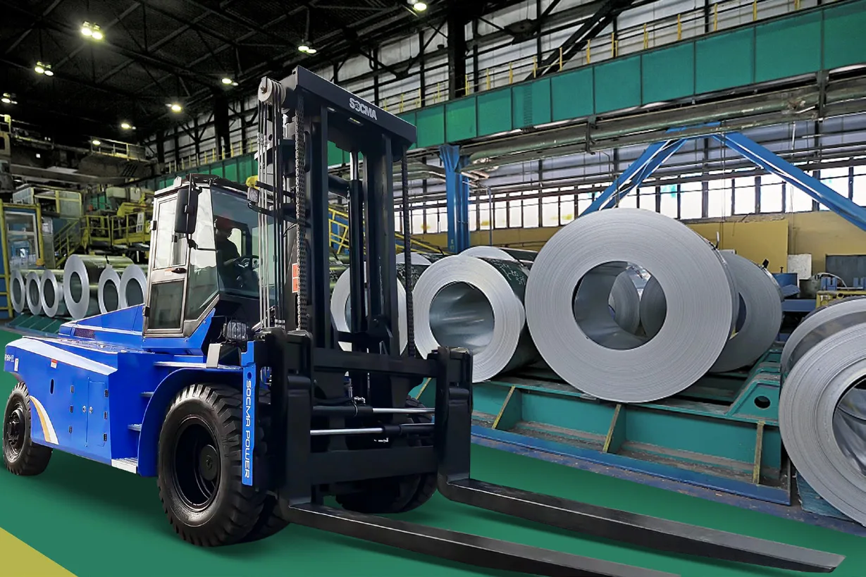 Xe nâng điện SOCMA nâng cuộn thép trong nhà máy