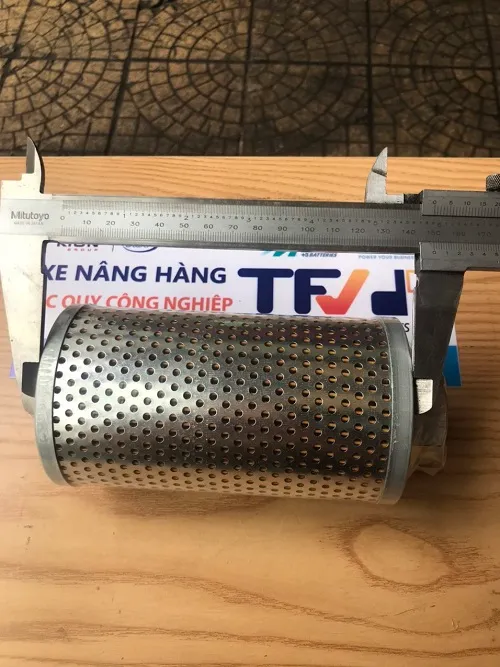 Đo chiều dài lọc dầu hồi thủy lực TCM 214A7-52081 bằng thước kẹp