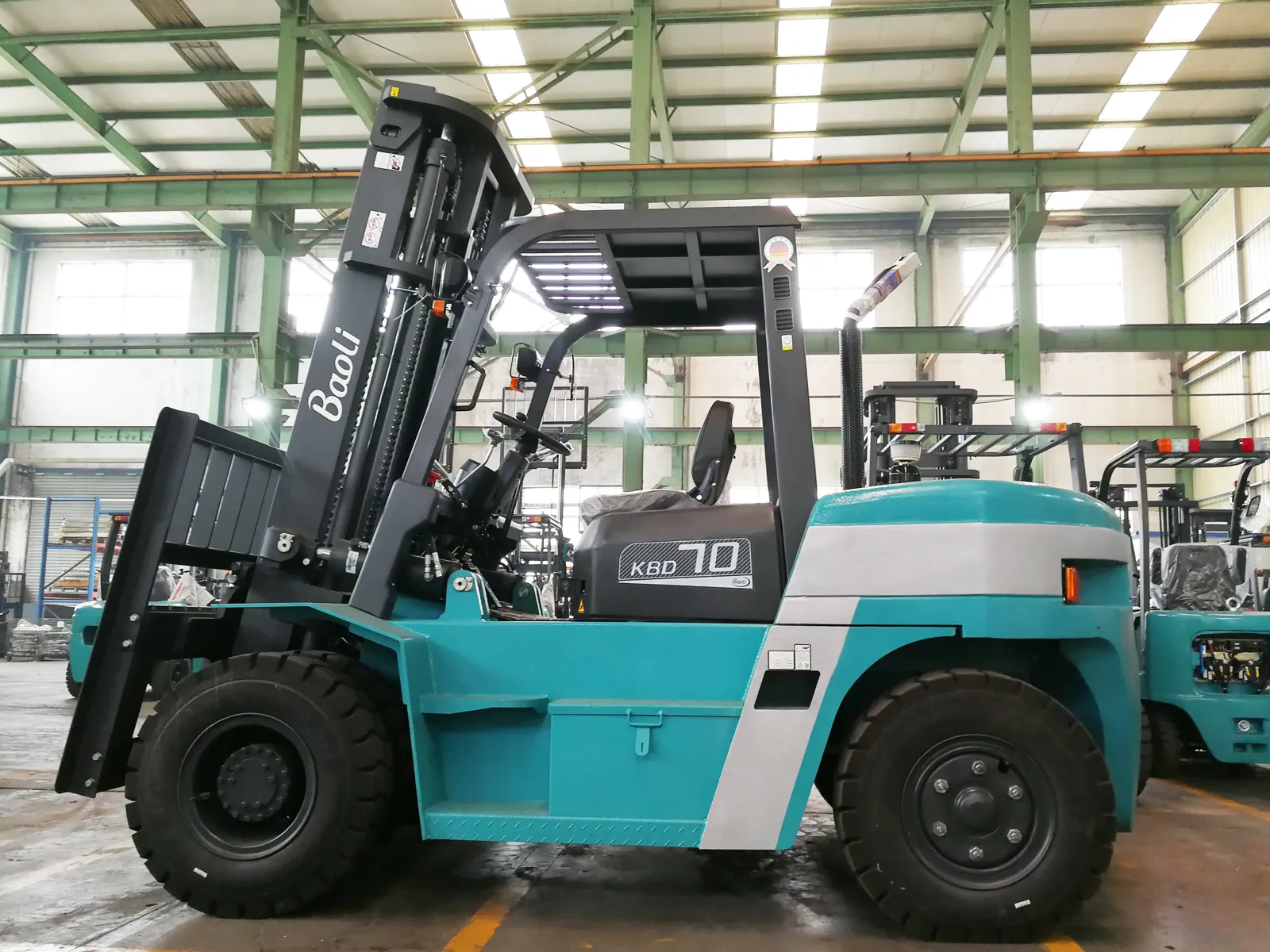 Xe nâng dầu Baoli KBD50 — kBD70 tại xưởng, nhìn ngang