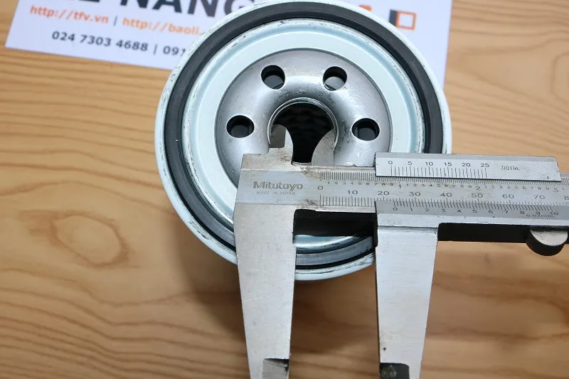 Đo gioăng lọc dầu động cơ xe nâng 8 tấn C-1706 bằng thước cặp