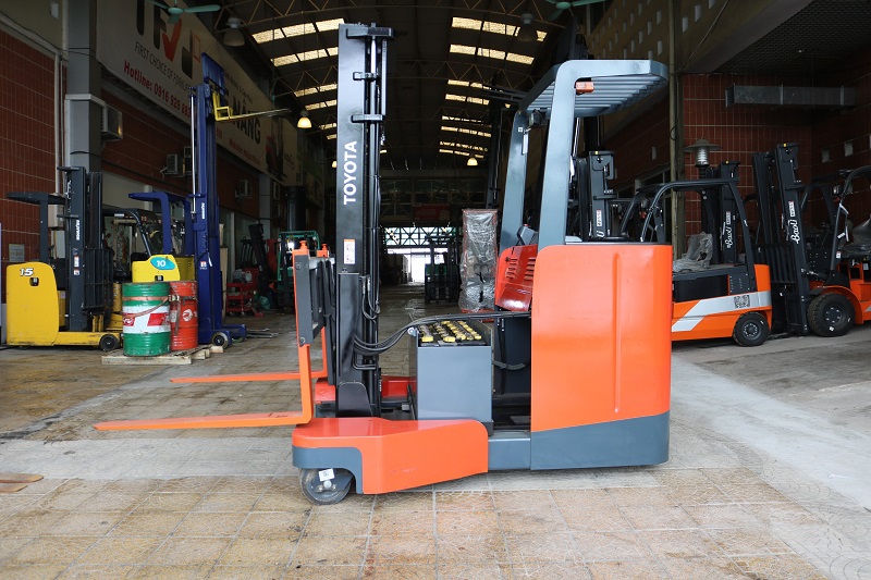 Xe nâng reach truck ngồi lái