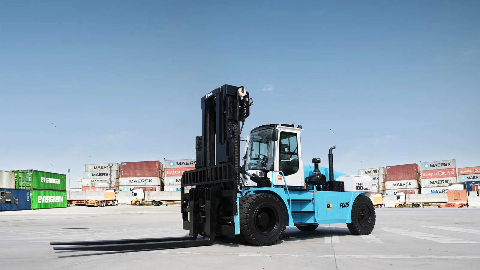 Xe nâng dầu SOCMA HNF180-900-A 18 tấn toàn cảnh
