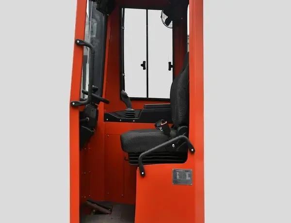 Xe nâng đa hướng MiMA MQC50 — cabin và ghế lái