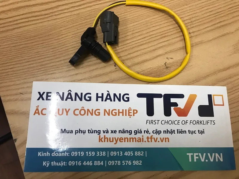 Thay cảm biến vòng quay xe nâng Toyota 7FBR10-30 mã 58810-13900-71