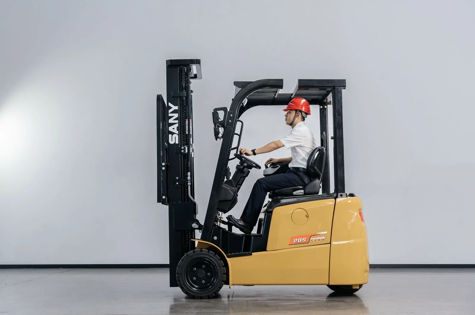 Người lái trên xe nâng điện 3 bánh Sany