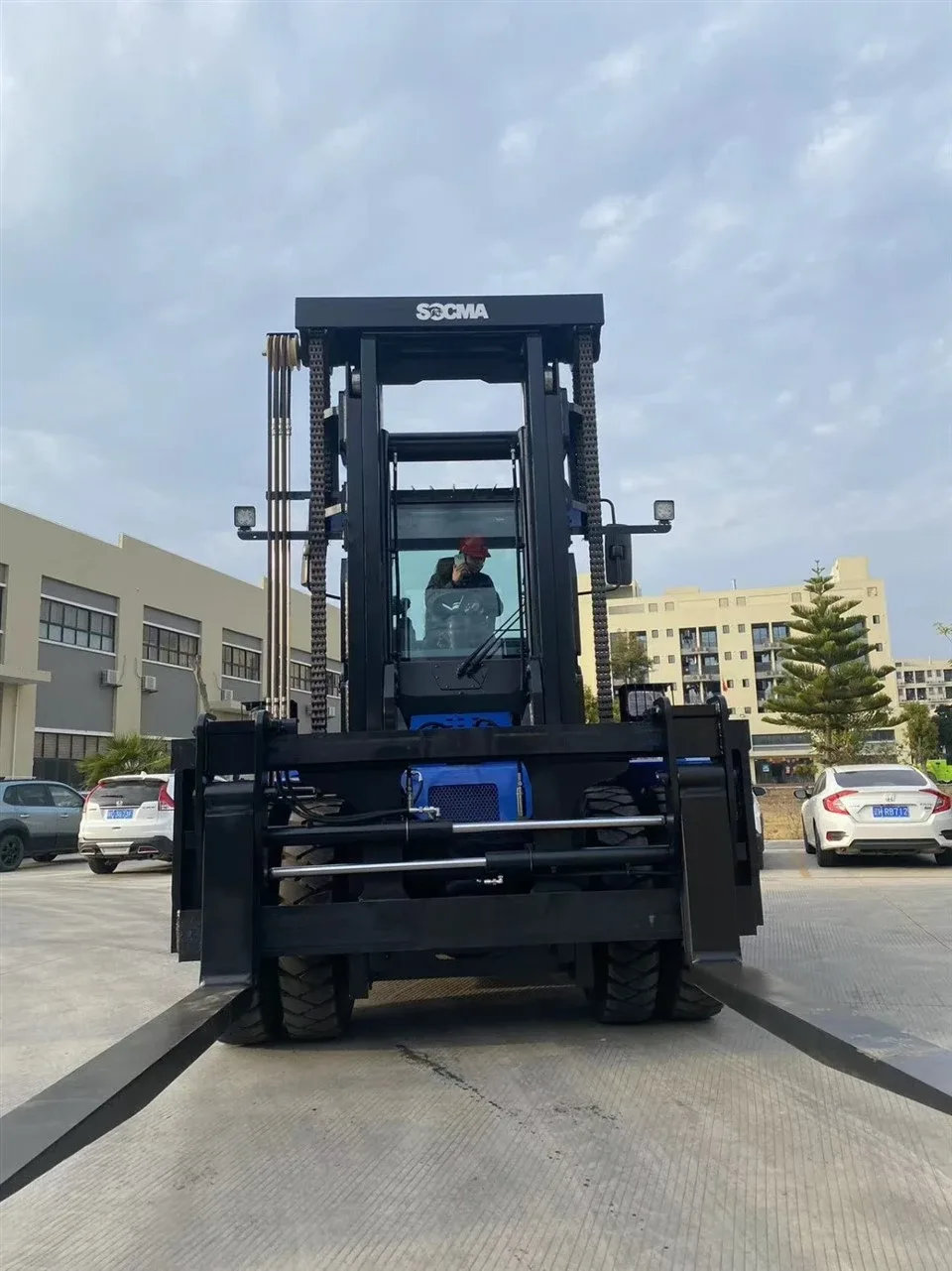 Xe nâng điện SOCMA HNF150-600EL nhìn thẳng phía trước