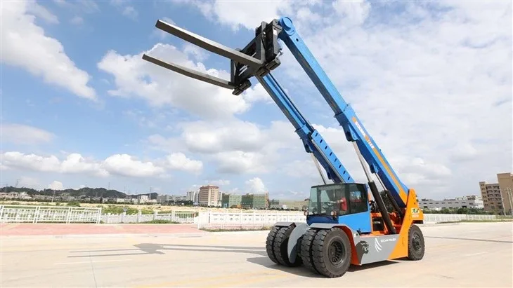Xe nâng telescopic SOCMA HNTC180 18 tấn
