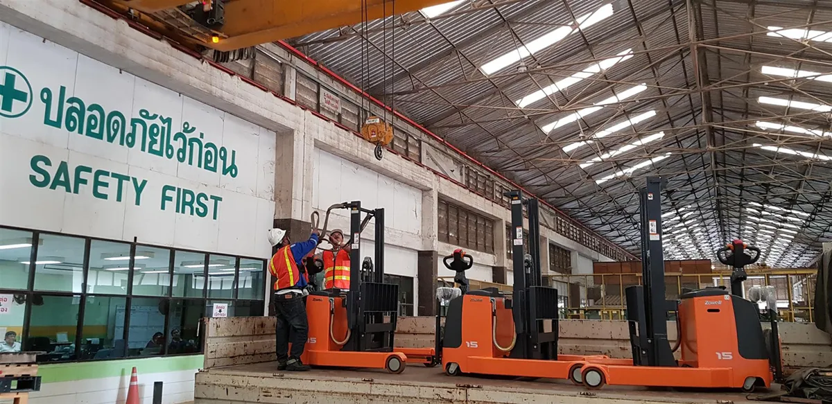 Xe nâng reach stacker Zowell XR15 — làm việc tại nhà máy khách hàng