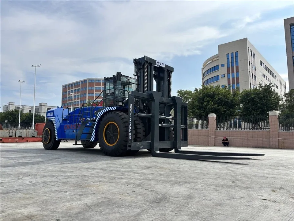 Xe nâng dầu SOCMA 72 tấn — nhìn chéo phía trước tại nhà máy